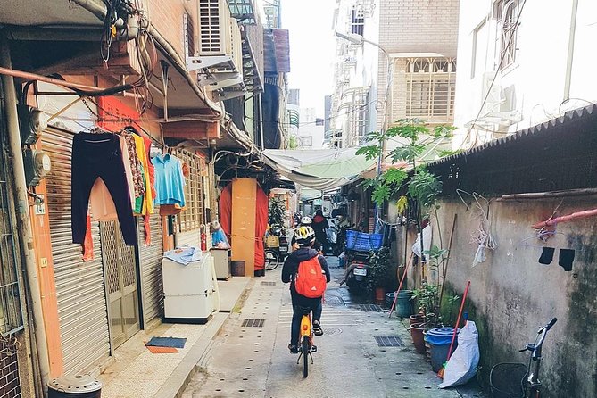 4-Hour Morning Cycling City Tour (incl. breakfast) - The old city gate and Chiang Kai-shek Memorial Hall