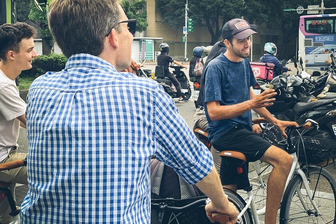 4-Hour Morning Cycling City Tour (incl. breakfast) - Dihua Street and Taipei Xia Hai City God Temple
