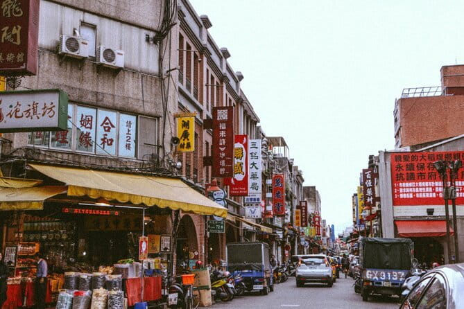 7-Hour Join tour - Jiufen Village & Shifen Town - Guides, communication, and the pace of the day