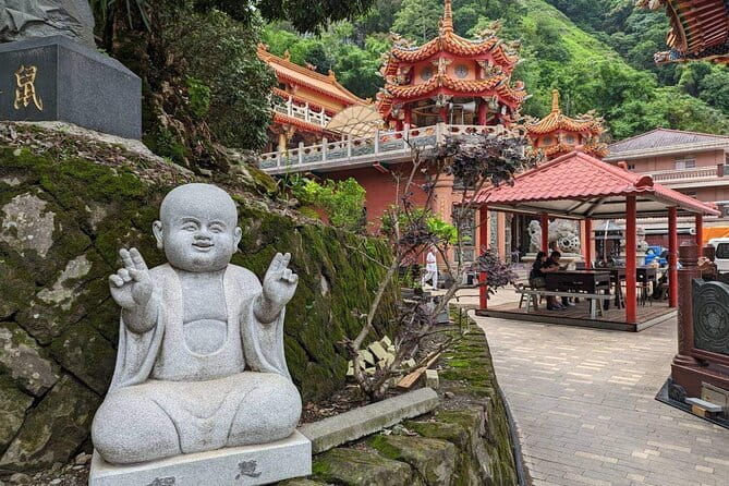 Alishan Join In Day Tour from Taichung (Incl. Park Entrance) - What the guide adds to the day