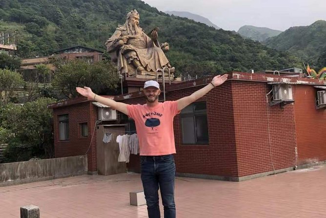 Charlie's Chartered-Private Tour Guide - Jiufen, Shifen, and Yehliu in one long day