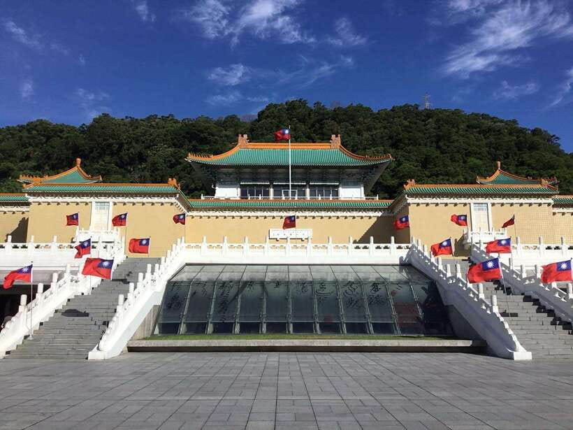 From Keelung: Private Taipei City Landmarks Shore Excursion - Presidential Office Building: a quick look at Taiwans government