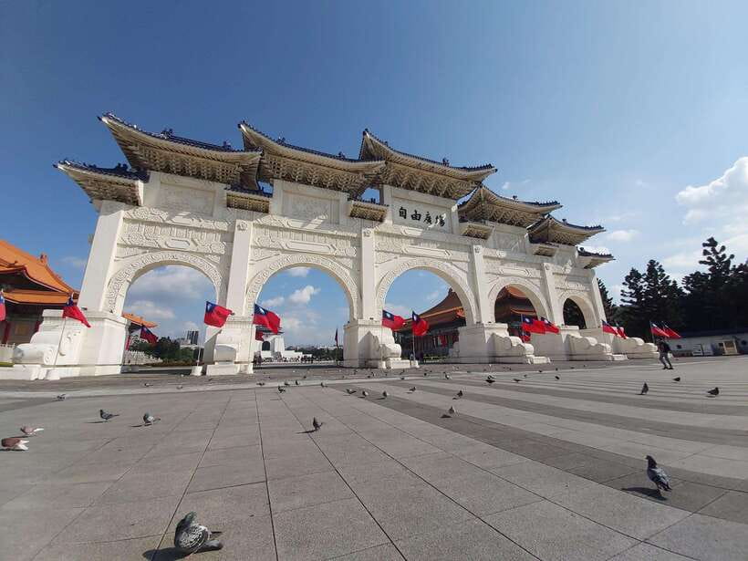 From Keelung: Private Taipei City Landmarks Shore Excursion - Lungshan Temple: Taipeis living religious center