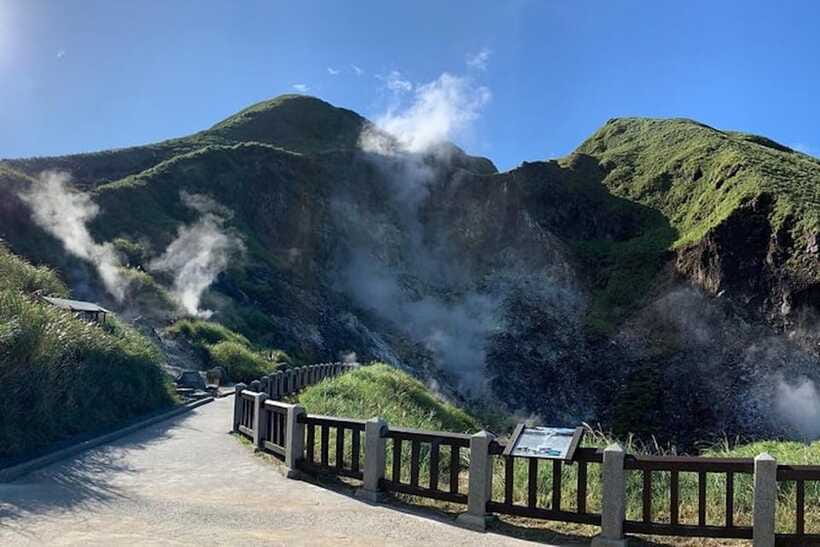 From Taipei: Beitou & Yangmingshan Private Day Tour - Lengshuikeng and the unusual foot bath