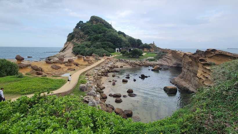 From Taipei: Best of Taiwan 9-Day Trip with Accommodation - Day 4: Kenting’s coast and Chihpen hot springs