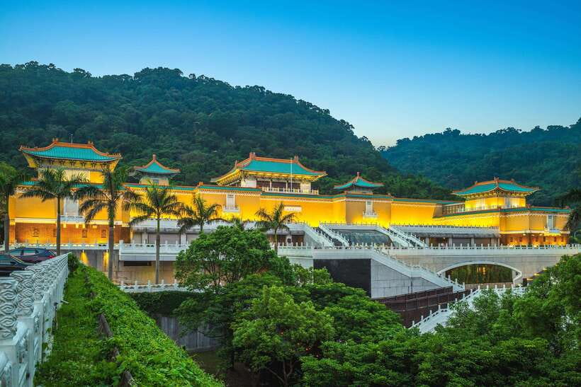 From Taipei: Private Classic Taipei Timeless Treasures Tour - National Palace Museum and its imperial treasures
