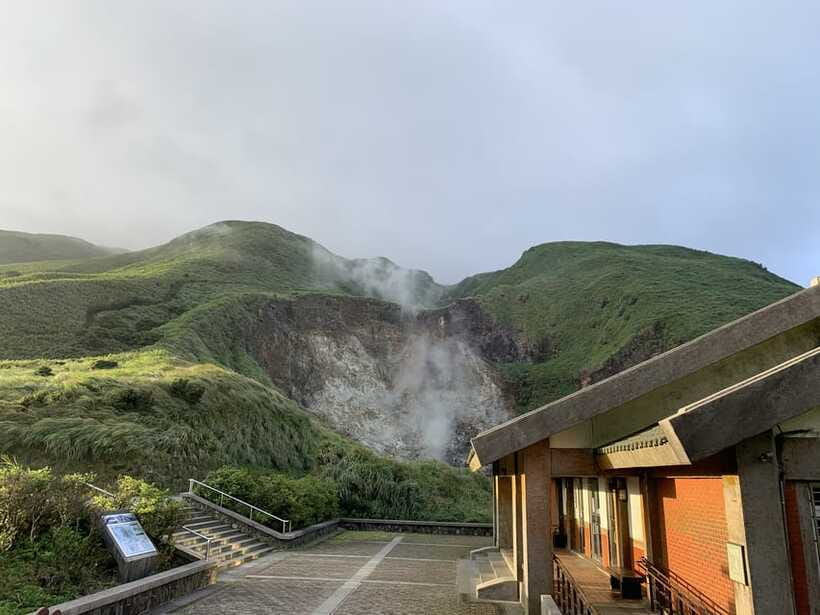 From Taipei: Private Yangmingshan Volcano and Nature Tour - Qingtiangang Grassland and the 25-minute walk