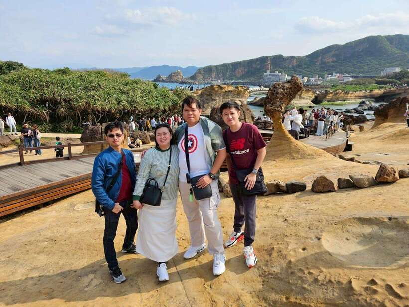 From Taipei: Shifen, Jiufen, and Yehliu Geopark Day Tour - What the guides add to the day