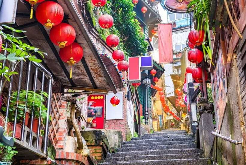From Taipei: Shifen, Jiufen, and Yehliu Guided Day Trip - Jiufen Old Street, stairs, snacks, and crowds