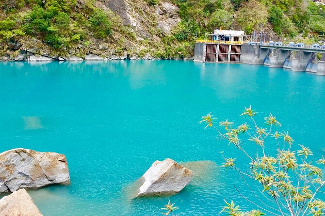 Hualien Taroko Day Tour From Ximending - Walking the Swallow Grotto for one hour