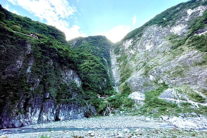 Hualien Taroko Day Tour From Ximending - The three-hour run along the Su-Hua Highway