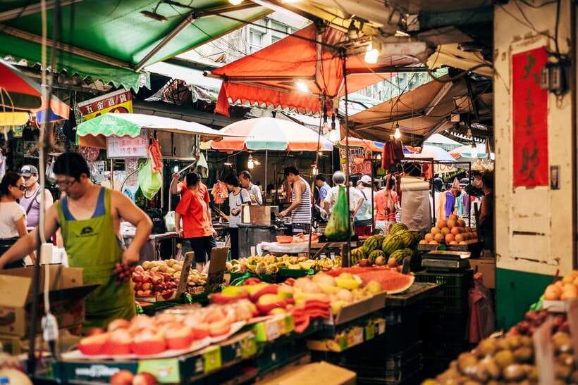 Iconic Food Tour: Local Street Food, Drinks & Sites - Starting at Yongchun Station and entering the local market