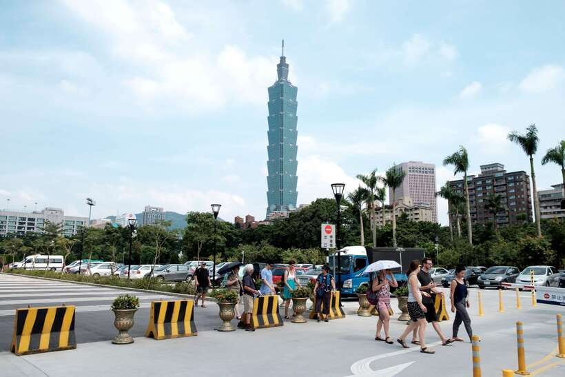 Iconic Food Tour: Local Street Food, Drinks & Sites - Finishing with Taiwanese sweets and icy treats