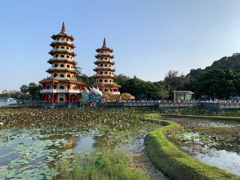 Kaohsiung: Private City Tour with Fo Guang Shan Museum - What the private chauffeur adds