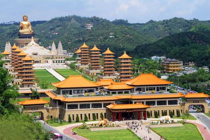 Kaohsiung: Private City Tour with Fo Guang Shan Museum - Dragon and Tiger Pagodas at Lotus Pond