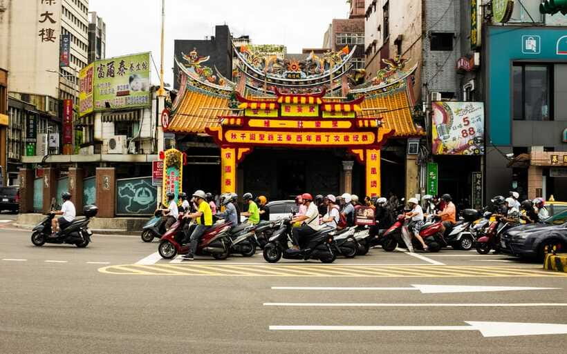 Keelung: Guided Walking Tour with Snacks and Drink - Herb Alley and the city through smell