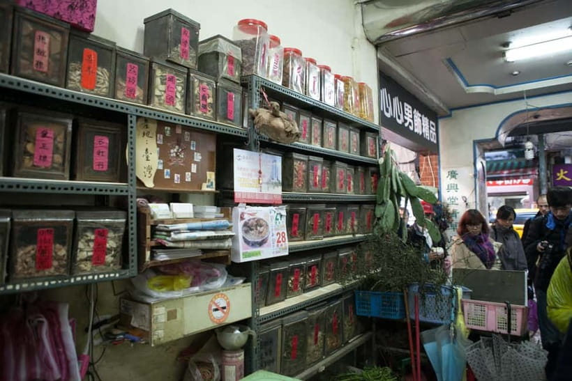 Keelung: Guided Walking Tour with Snacks and Drink - Guide quality and group size