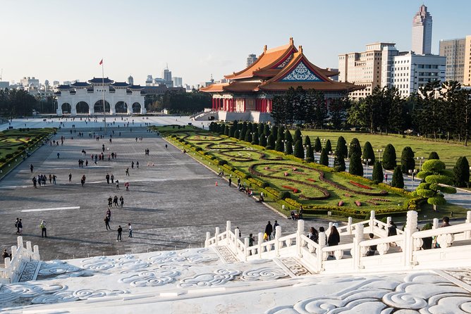 Keelung Shore Excursion: Xiangshan Hiking & Classic Taipei Culture Private Tour - Xiangshan, the climb that earns the view