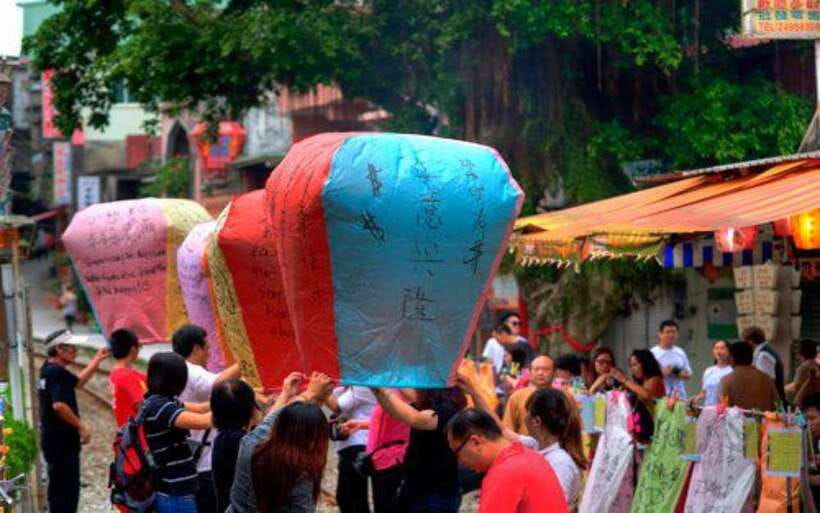 New Taipei: Pingxi Sky Lantern Festival Experience in Shifen - Writing wishes on the paper lantern