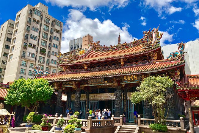 One-day private chartered car tour in Taipei: Yehliu, Jiufen, Pingxi, North Coast popular attractions with chartered car, professional Chinese/English driver - Shifen Old Street and the sky lantern choice