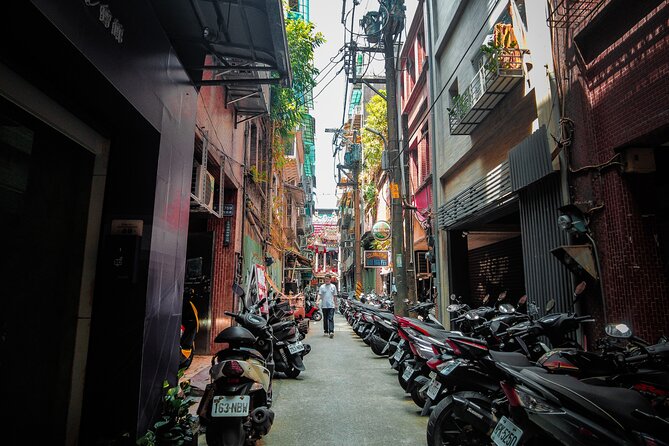 Private Keelung Cultural Walk: Markets, Streets & Local Life - Ren’ai Market and the useful details of daily life