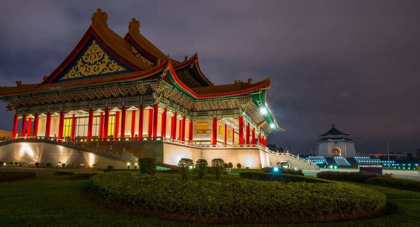 Private Night Tour: Taipei City Highlights - Raohe Night Market brings food into the evening