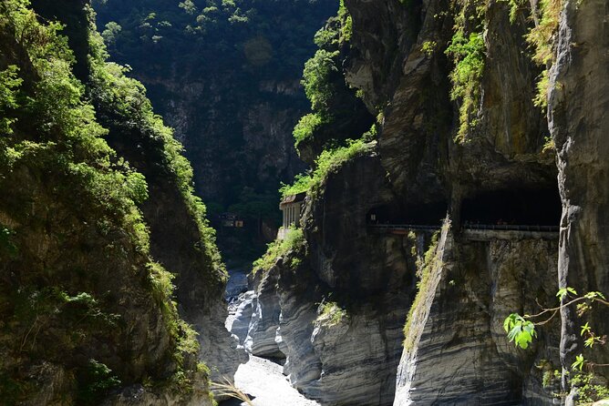 Private Taroko Gorge Day Tour from Hualien with Local Expert - Lunch, snacks, and the local touch