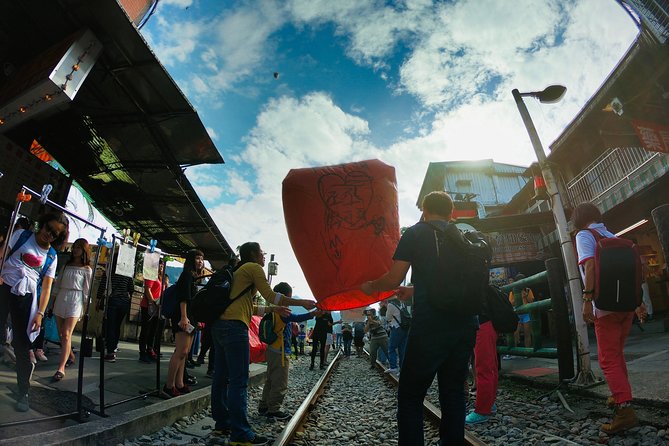 Private Tour to Jiufen, Yehliu Geopark, and Pingxi - Shifen Old Street and the sky lantern ritual