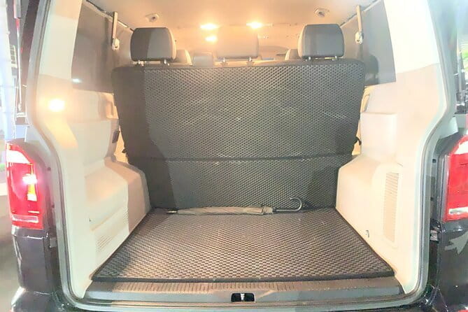 Private Transfer from TPE-Taoyuan int. Airport to Taipei City - Finding your driver at Taoyuan Airport