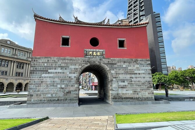 Small-Group: Classic Taipei Landmarks Day Tour - Dihua Street, Dadaocheng, and a temple for good fortune