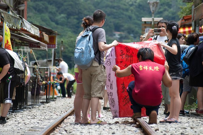 Small-Group Tour: Jiufen, Yehliu Geopark, and Shifen from Taipei - Shifen Waterfall: the day’s main nature walk