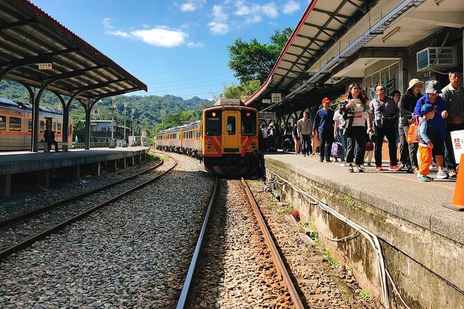 Small-Group: Yehliu, Jiufen & Pingxi Day Tour from Taipei - The day at a glance
