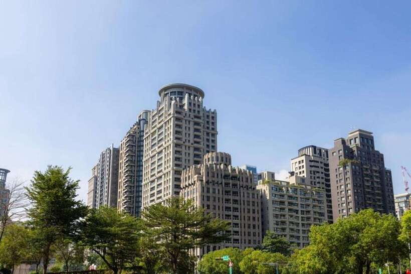 Taichung City: Sightseeing Walking Tour with a Local Guide - What this three-hour Taichung tour is really trying to do