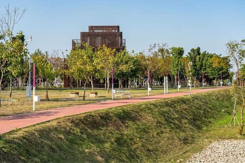 Taichung City: Sightseeing Walking Tour with a Local Guide - Fengjia Night Market and the city after dark