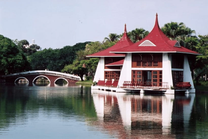 Taichung City: Sightseeing Walking Tour with a Local Guide - Taichung Park: a quieter pause in the city