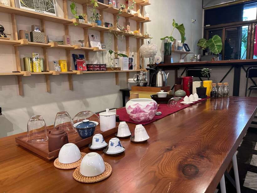 Tainan Culture Trip: Chinese Tea Ceremony_Oolong Tea - Entering TOT House and meeting King