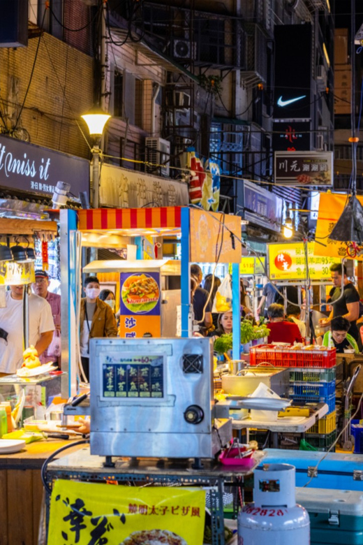 Taipei: 2-Hour Raohe Night Market Walking Tour - Sampling savory Taiwanese staples
