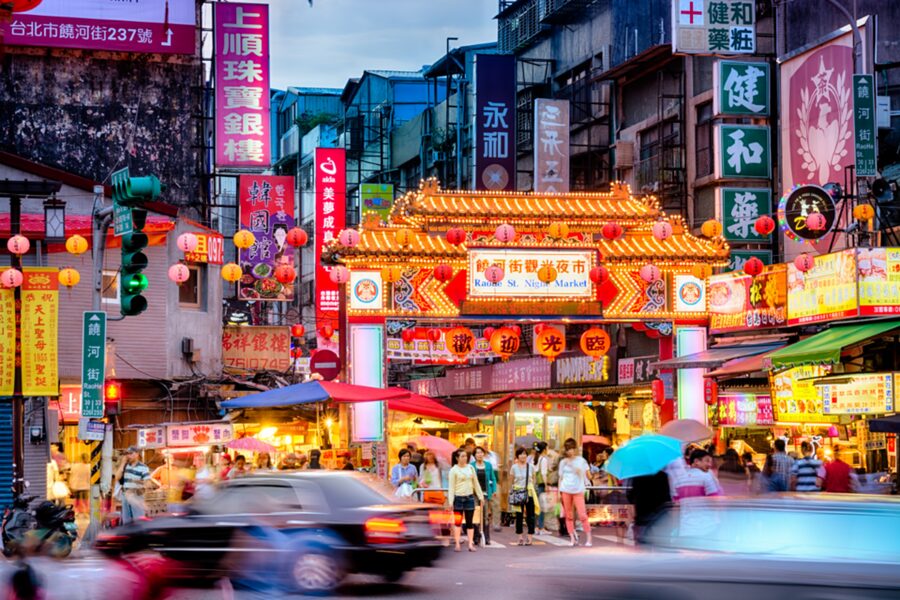 Taipei: 2-Hour Raohe Night Market Walking Tour - Sweet snacks, fruit drinks, and unusual textures