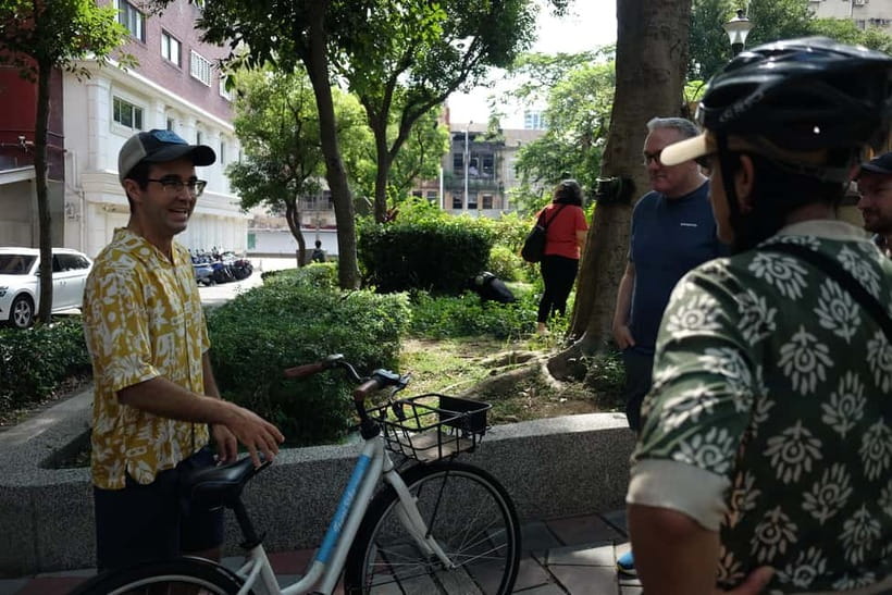 Taipei: 4-Hour Morning City Cycling Tour with Breakfast - Shuanglian Morning Market and WenChang Temple