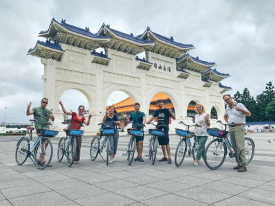 4-Hour Morning City Cycling Tour with Breakfast