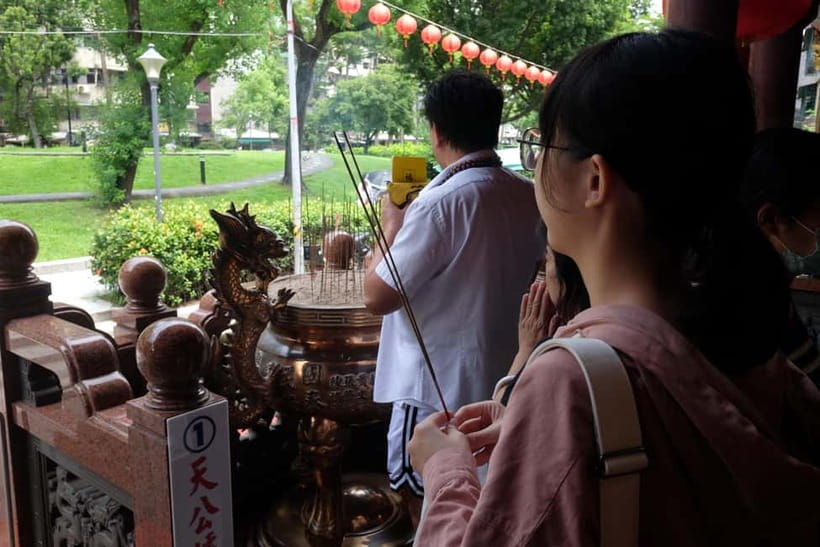 Taipei: 4-Hour Morning City Cycling Tour with Breakfast - Chiang Kai-shek Memorial Hall and the changing guards