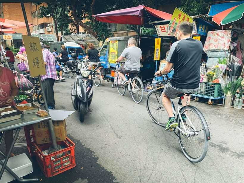Taipei: 4-Hour Morning City Cycling Tour with Breakfast - Jing Fu East Gate and the Presidential Office Building