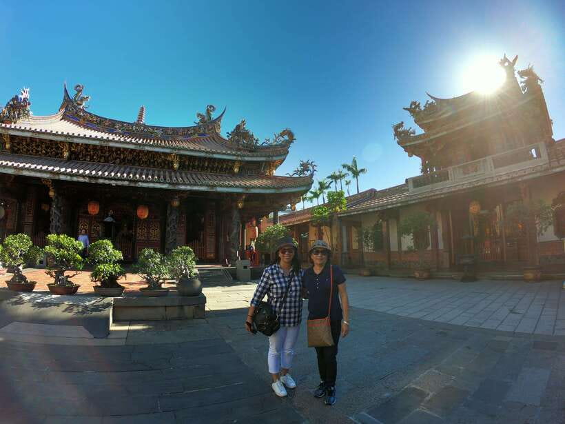 Taipei: City Highlights Private Sightseeing Tour with Guide - Dalongdong Baoan Temple, a graceful first stop