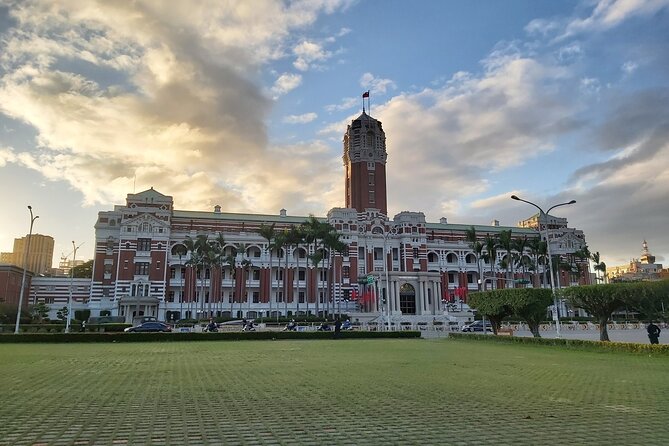 Taipei City Morning Tour with National Palace Museum entry - What the Guides Add to the Route