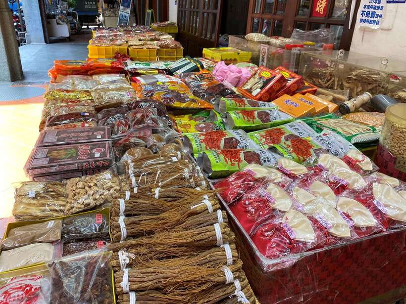 Taipei: Classic Landmarks Day Tour - Lungshan Temple and Taiwan’s living religious customs