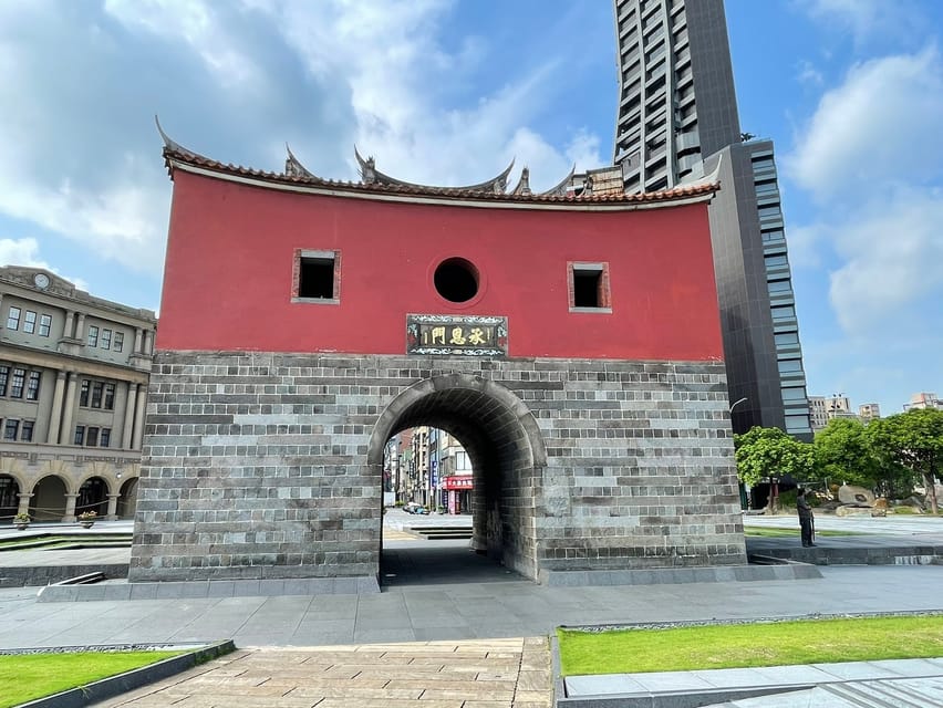 Taipei: Classic Landmarks Day Tour - Transport, pace, and the guide’s role