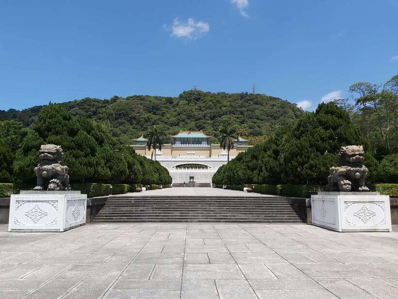 Taipei: Classic Landmarks Day Tour - Starting with the National Palace Museum
