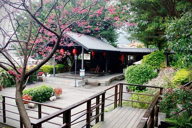 Taipei Day Tour including Taipei 101, Din Tai Fung and Hot Spring Experience - Private transport and the value of a small group