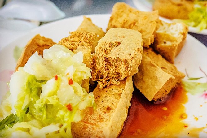 Taipei Food Tour: Night Market & Convenience Store(Food Included) - Huaxi Street Night Market and Wanhua’s older food traditions