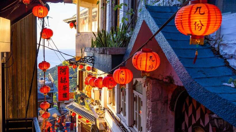 Taipei: Jiufen and Shihfen Half Day Tour - The Golden Waterfall is a short scenic stop